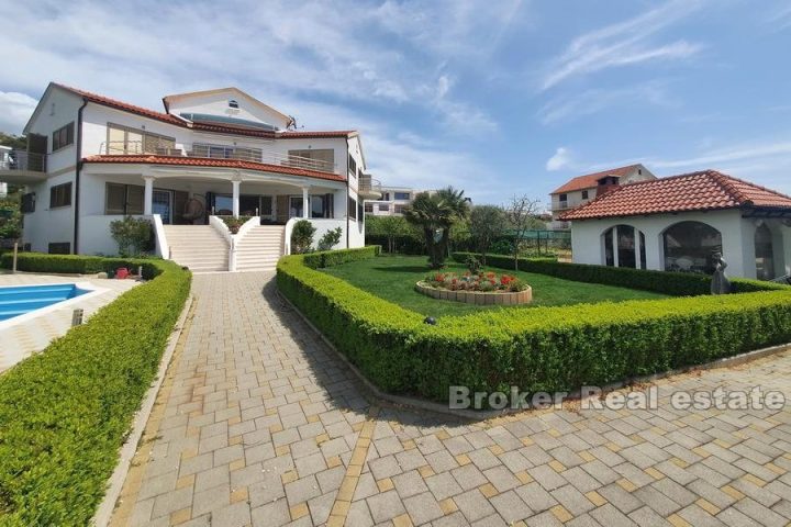 Family villa in the first row to the sea