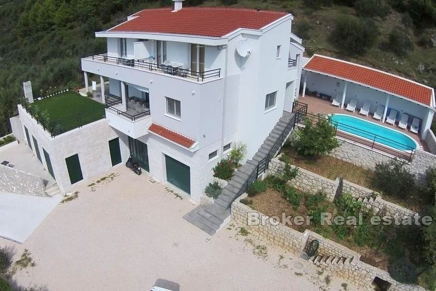 House with pool and sea view