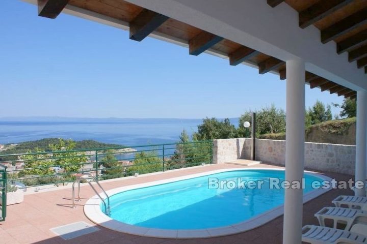 House with pool and sea view