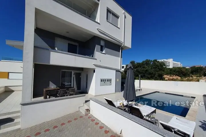 Duplex apartment with pool and sea view