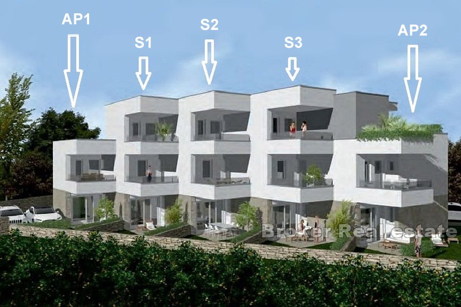 Tre-etasjes leilighet med hage