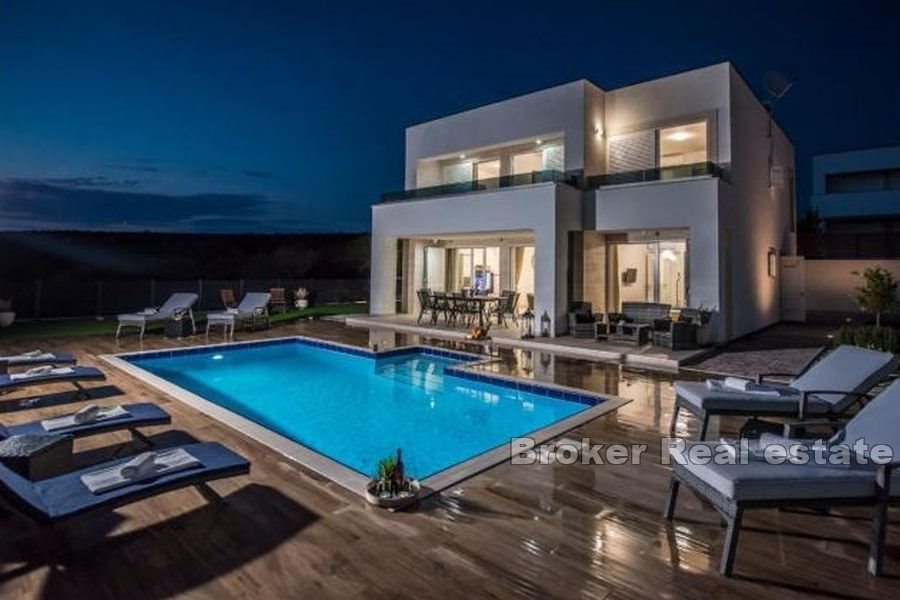 Villa mit Pool und Meerblick