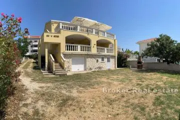House with five apartments and sea view