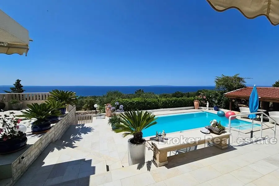 Villa med basseng og panoramautsikt over havet