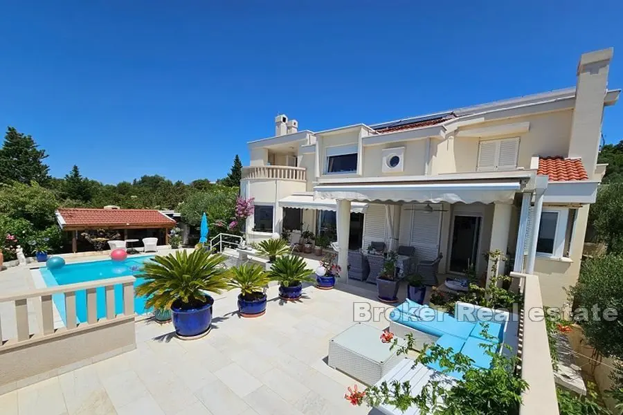 Villa con piscina e vista panoramica sul mare