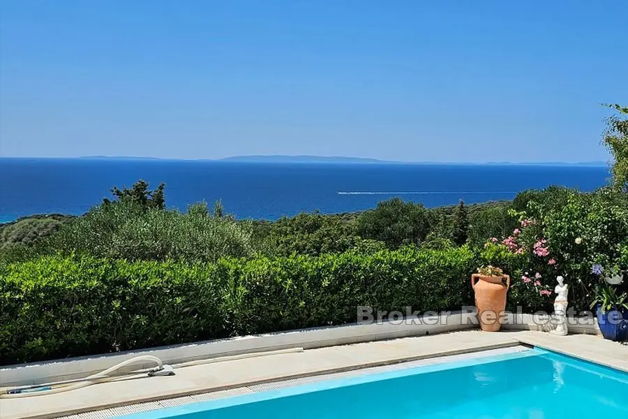 Villa mit Pool und Panoramablick auf das Meer