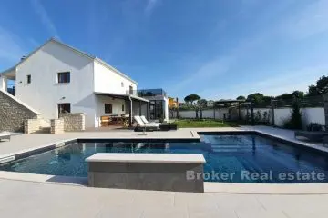 Charmigt fristående hus med pool