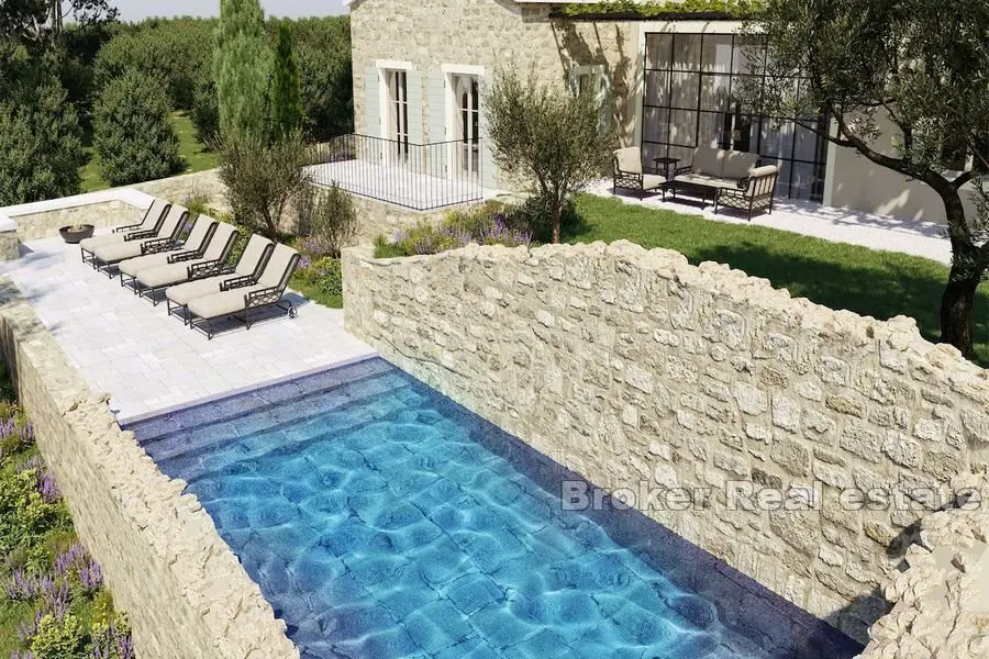 Villa in pietra con piscina
