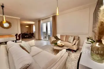 Luxuriously decorated three-bedroom apartment with a sea view