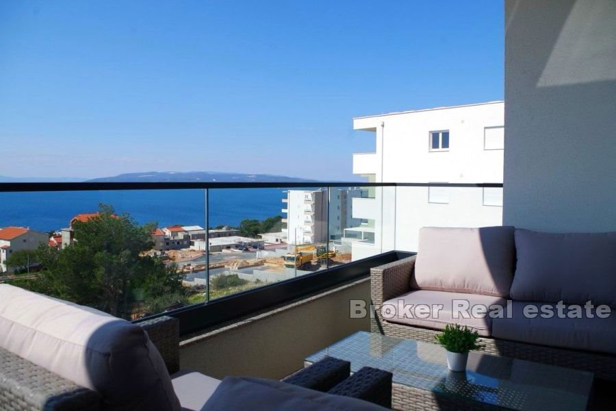 Three-bedroom apartment with open sea view