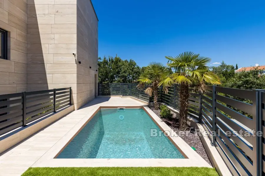 Luxuriöses Penthouse mit Pool und Meerblick