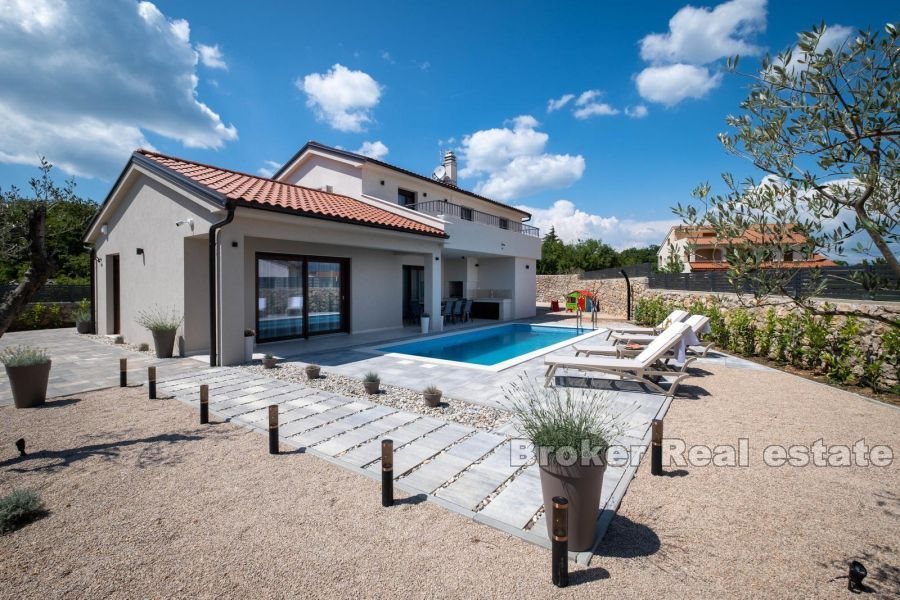 Detached villa with pool