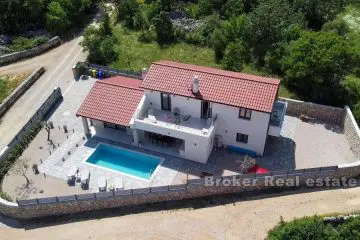 Detached villa with pool