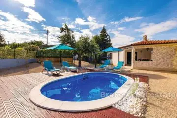 Detached house with swimming pool in a quiet place