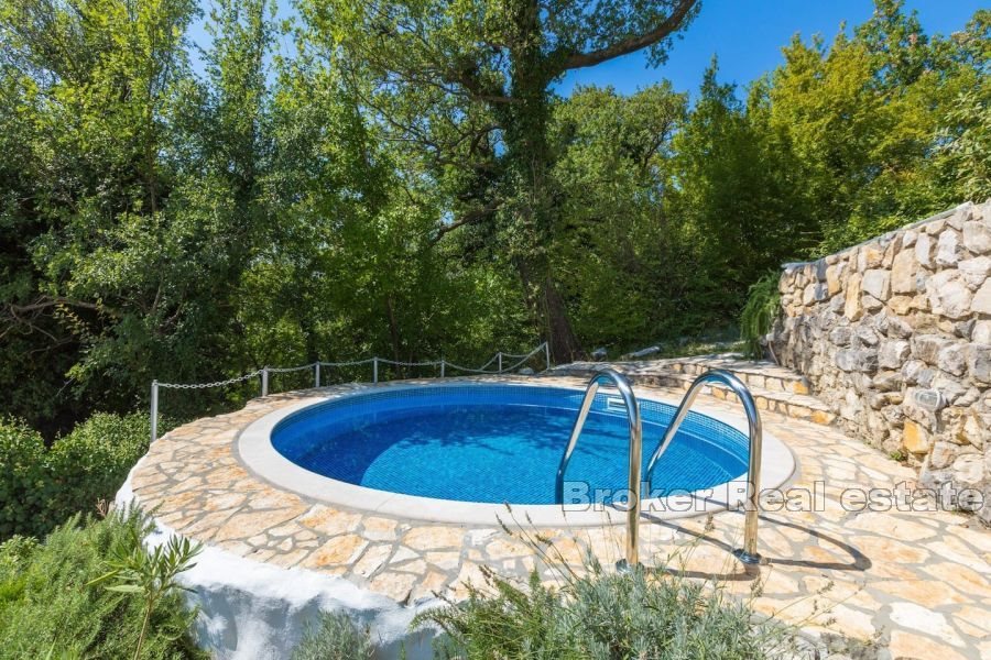 Maison en pierre avec piscine