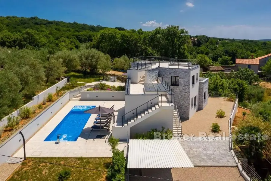 Moderna casa indipendente con piscina e vista mare