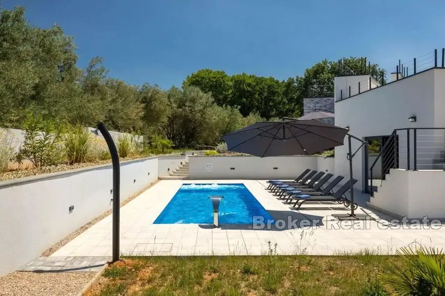 Moderna casa indipendente con piscina e vista mare