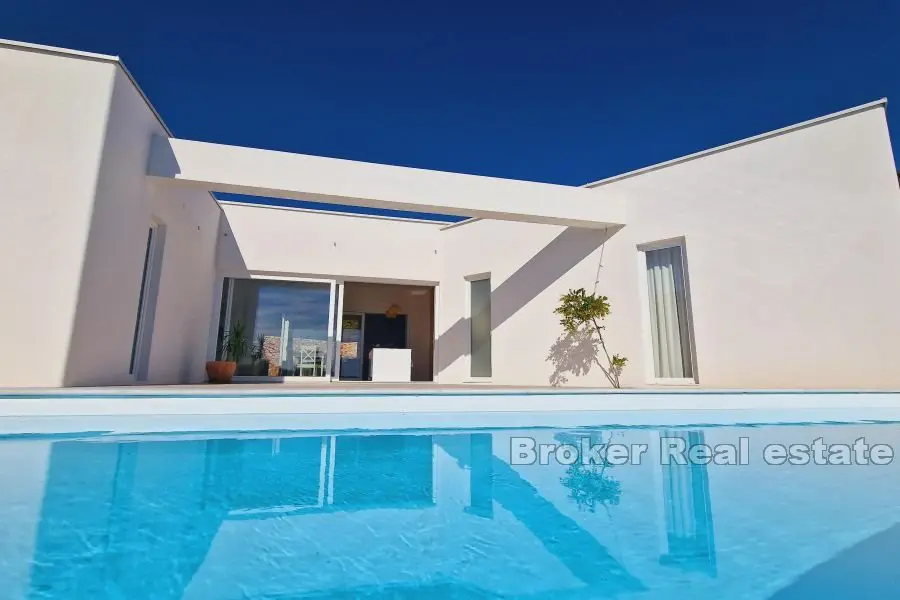 Mediterrane Villa mit Pool und Meerblick