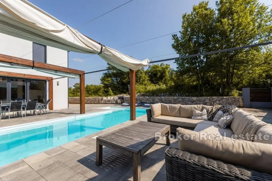 Maison moderne avec piscine en bordure de zone verte