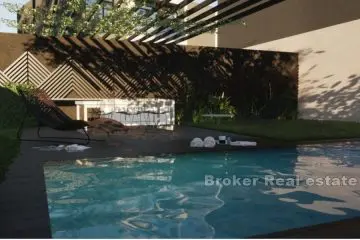 Appartement de luxe à deux étages dans une villa avec piscine