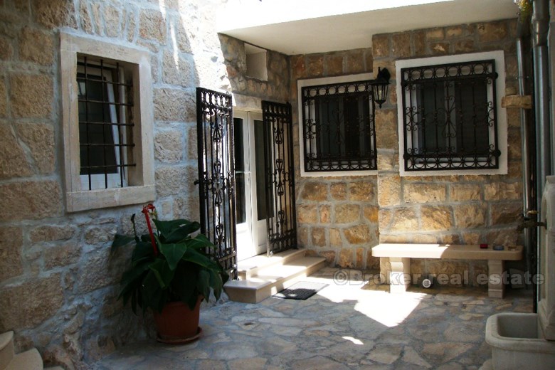 Renovirana kamena vila, na prodaju