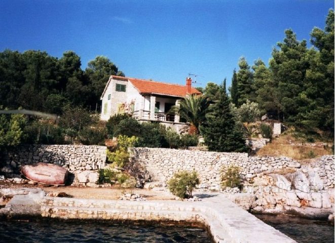 House first row to the sea, on excellent location