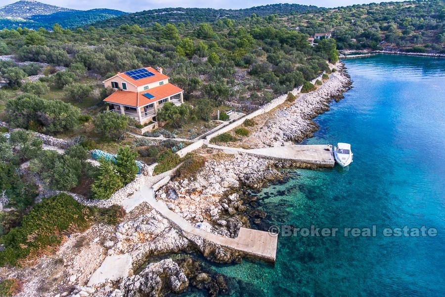 Maison sur la mer, sur un petit îlot, à vendre