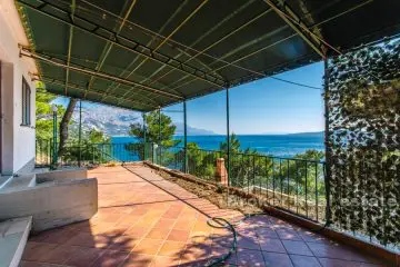 House on large plot, by the sea, for sale