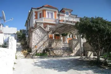 House on two floors, first row to the sea, for sale