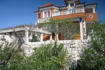 House on two floors, first row to the sea, for sale