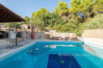 Casa in pietra con piscina