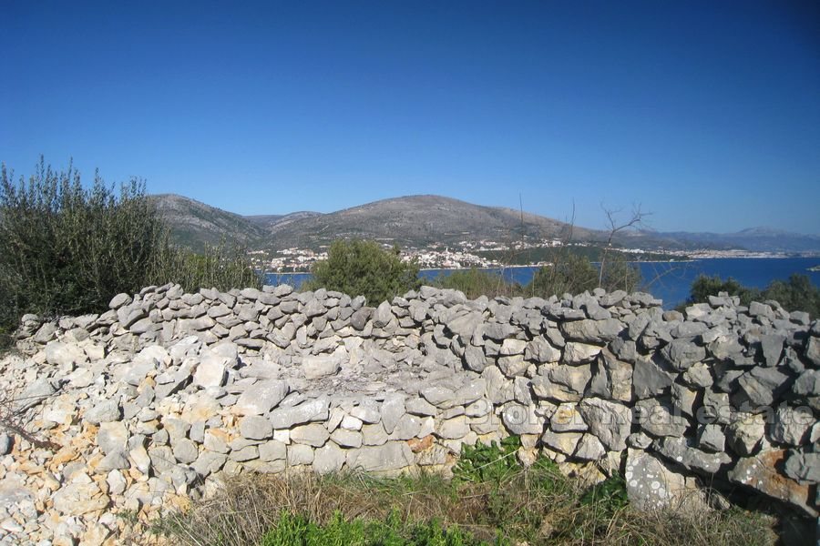 Poblíž Marina, kamenný dům - zřícenina