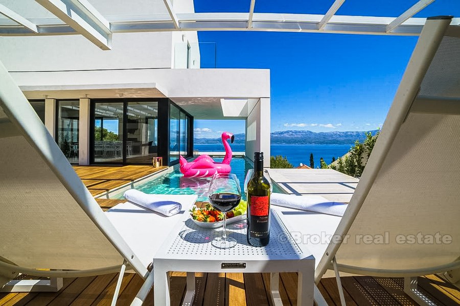 Villa de luxe, avec une belle vue sur la mer, à vendre