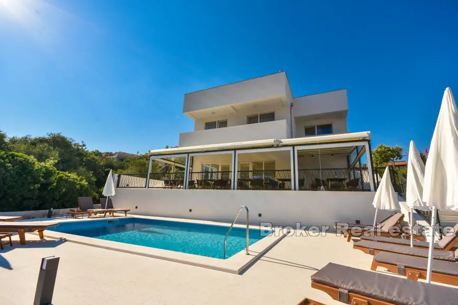 Modern och lyxig villa med pool