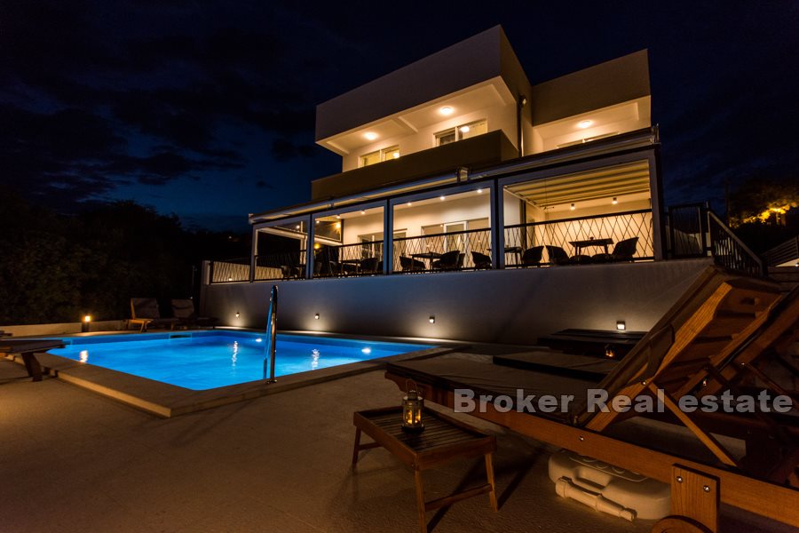 Modern and luxurious villa with pool