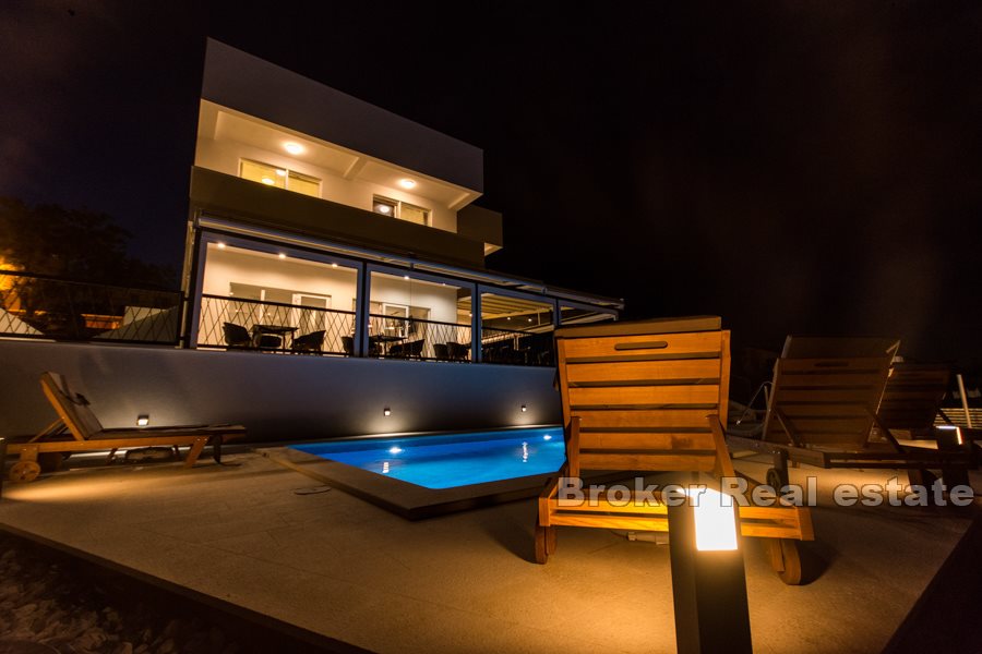 Moderne und luxuriöse Villa mit Pool