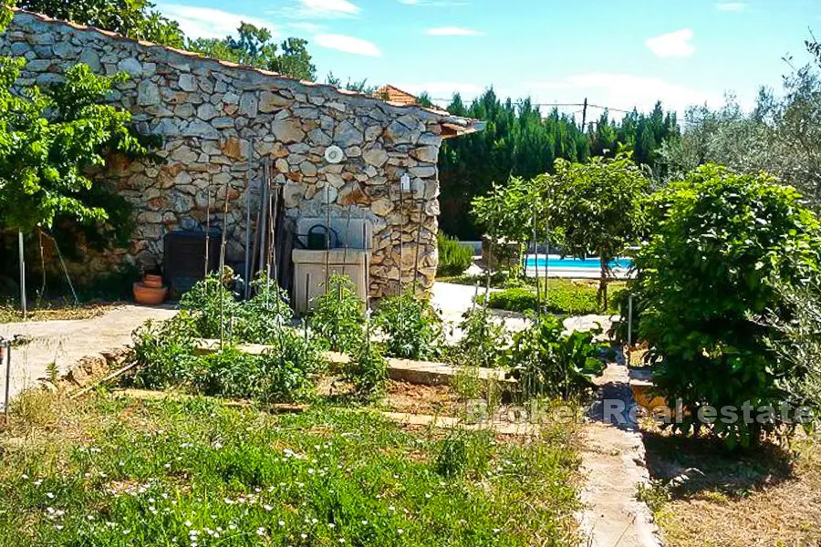 Dům s bazénem a prostornou zahradou