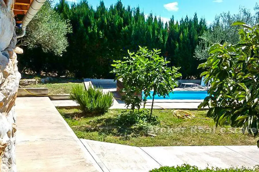 Dům s bazénem a prostornou zahradou