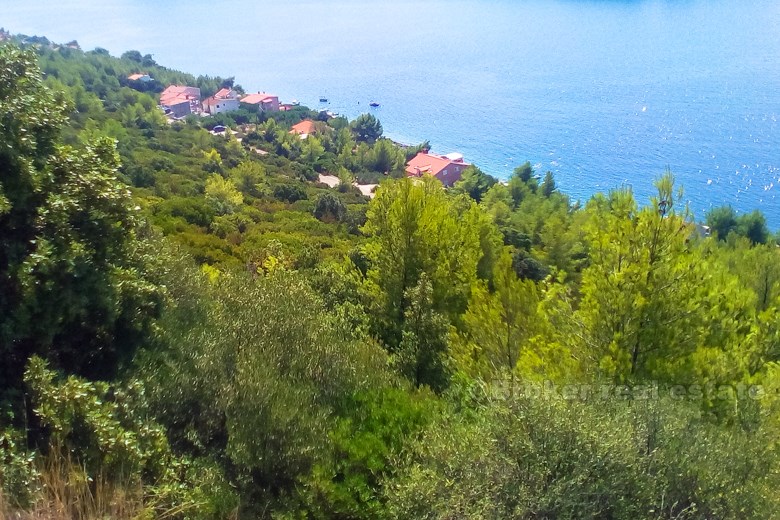 Building land in a wonderful location, right by the sea, south orientation