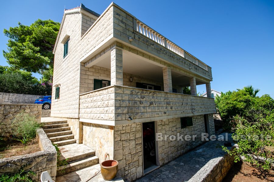 Detached house on the north side of the island of Brač