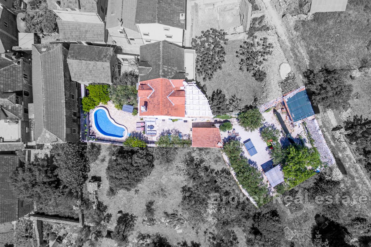 Villa en pierre avec piscine