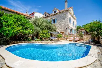  Stone villa with swimming pool