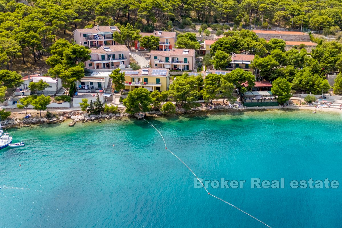 Villa mit 4 Wohnungen und Meerblick