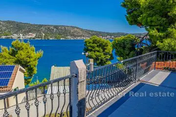 Villa mit 4 Wohnungen und Meerblick