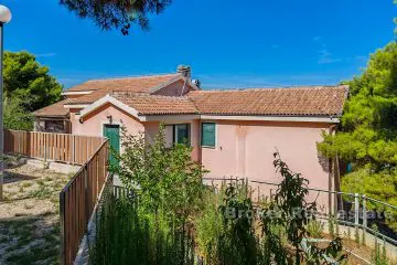 Villa mit 4 Wohnungen und Meerblick