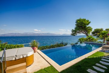 Luxury villa by the sea, for sale