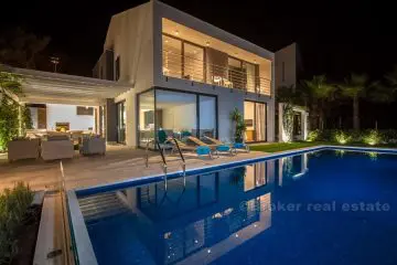 Luxury villa by the sea, for sale