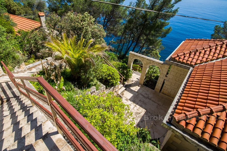House on 2 floors, by the sea, for sale