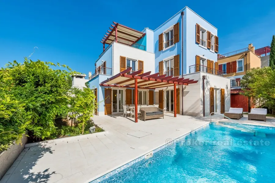 Villa moderne avec piscine et vue sur la mer, à vendre