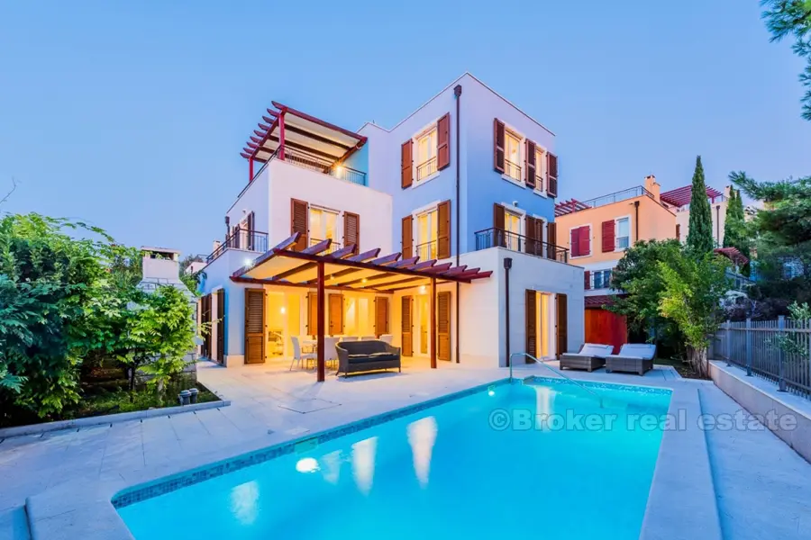 Villa moderne avec piscine et vue sur la mer, à vendre